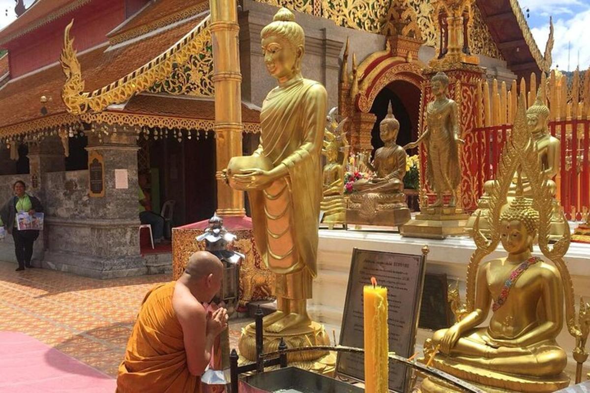 mūks fotografē statuju templī
