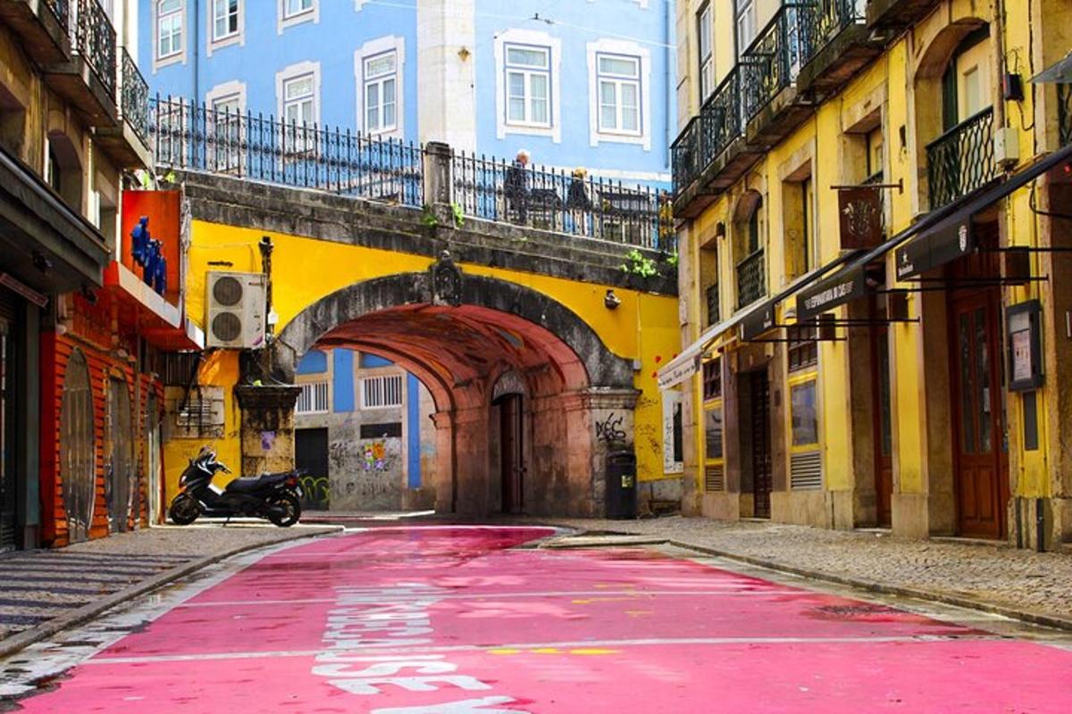 una strada vuota con un tappeto rosso sulla strada