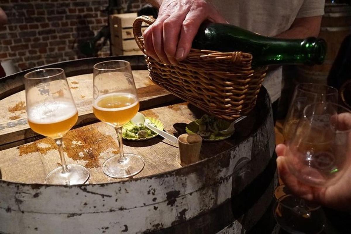 una persona sirviendo una copa de vino en una cesta