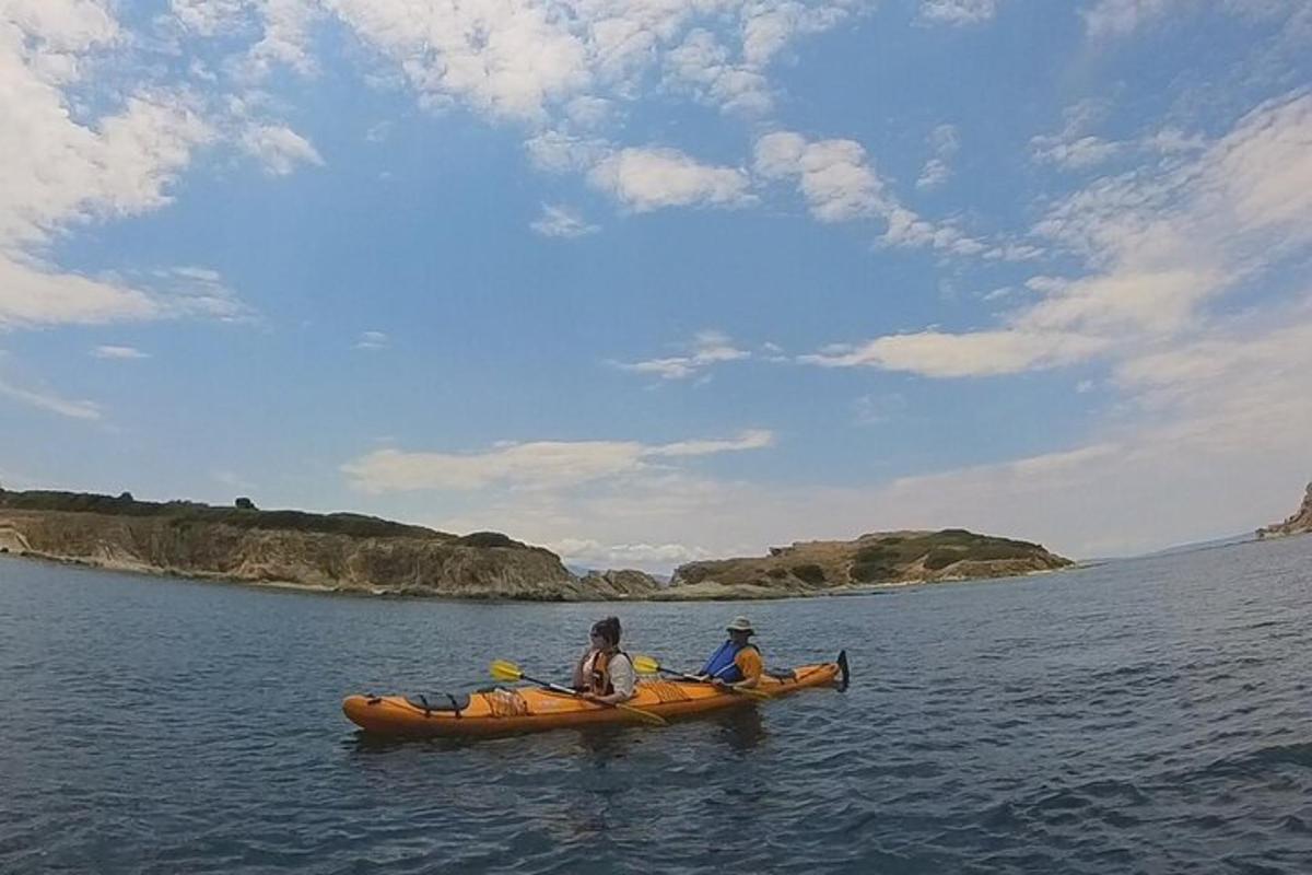 due persone in kayak su uno specchio d'acqua