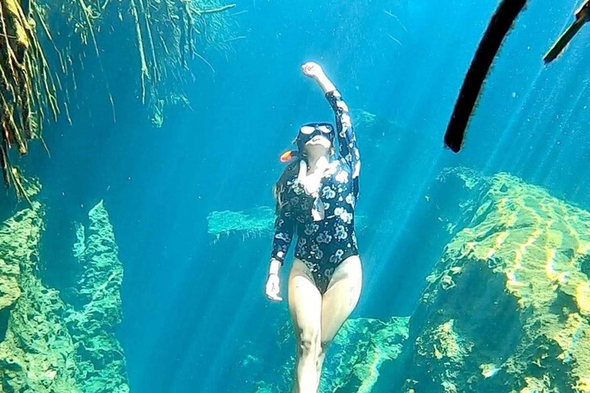 una mujer está nadando en el agua