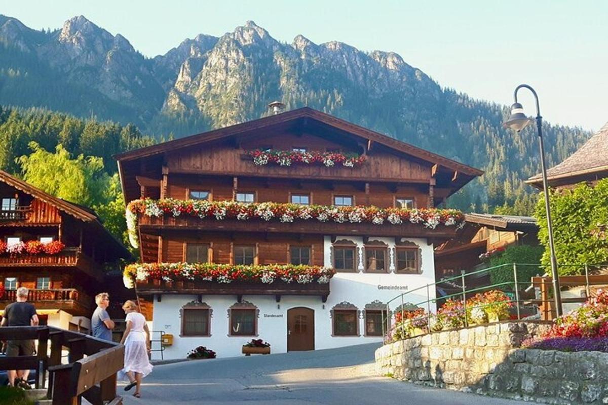 una donna che cammina davanti a un edificio con dei fiori