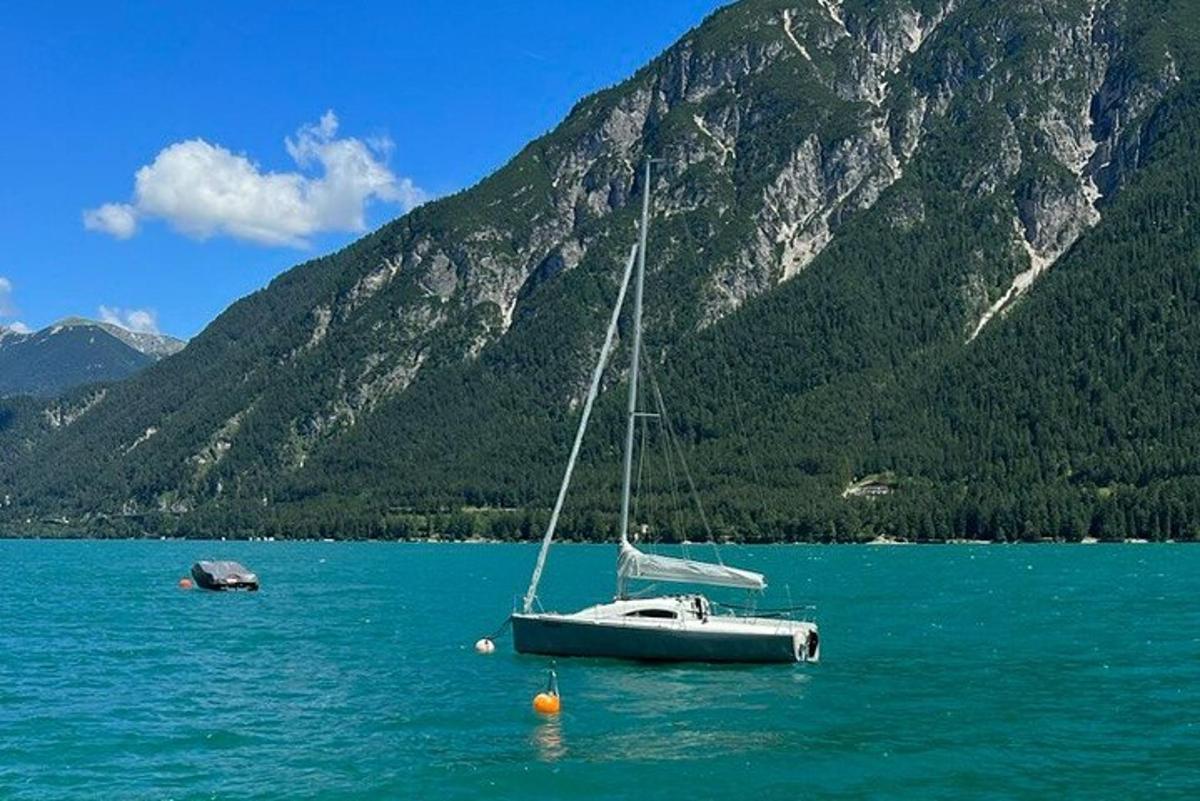 una barca ferma in mezzo a uno specchio d'acqua