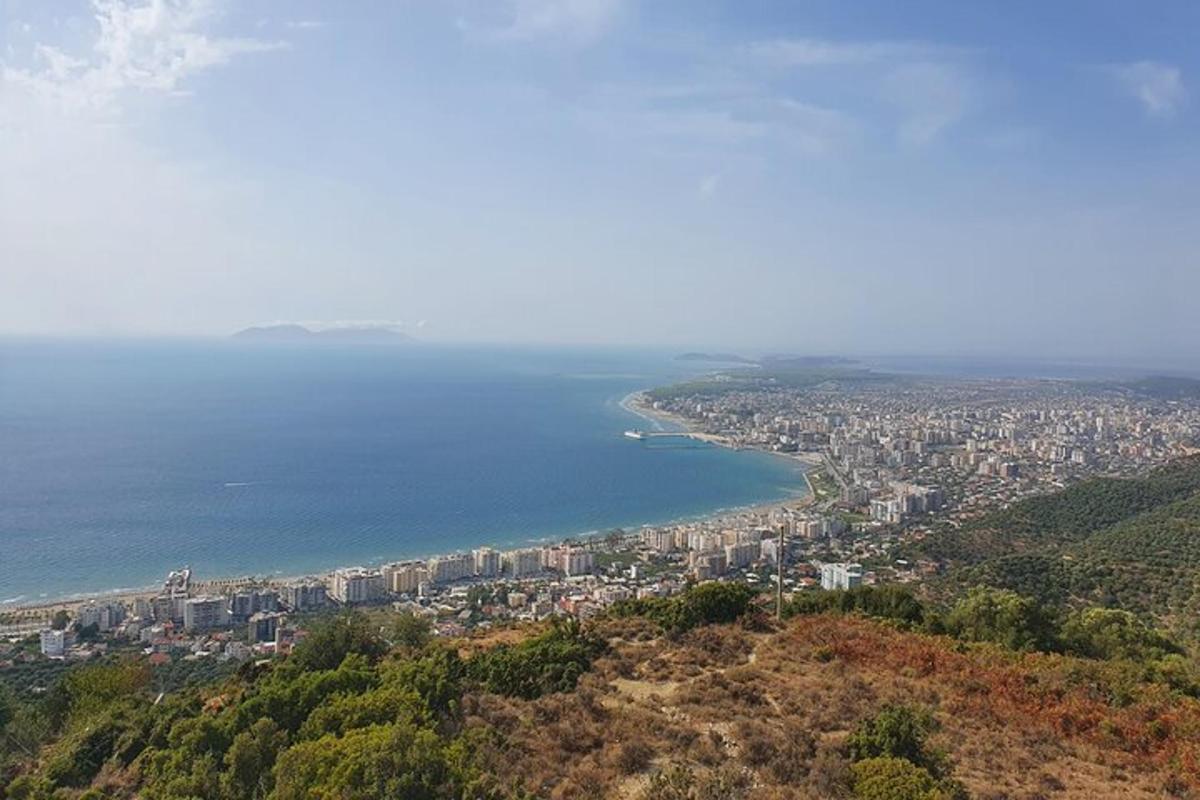 una vista aèria d'una ciutat i una massa d'aigua