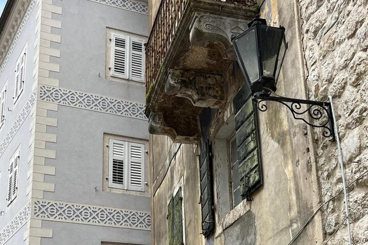 egy utcai lámpa az épület oldalán