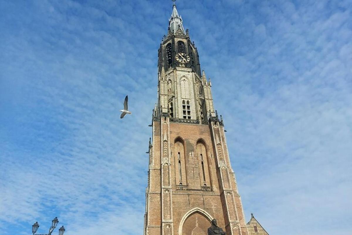 uma torre alta com um relógio no topo