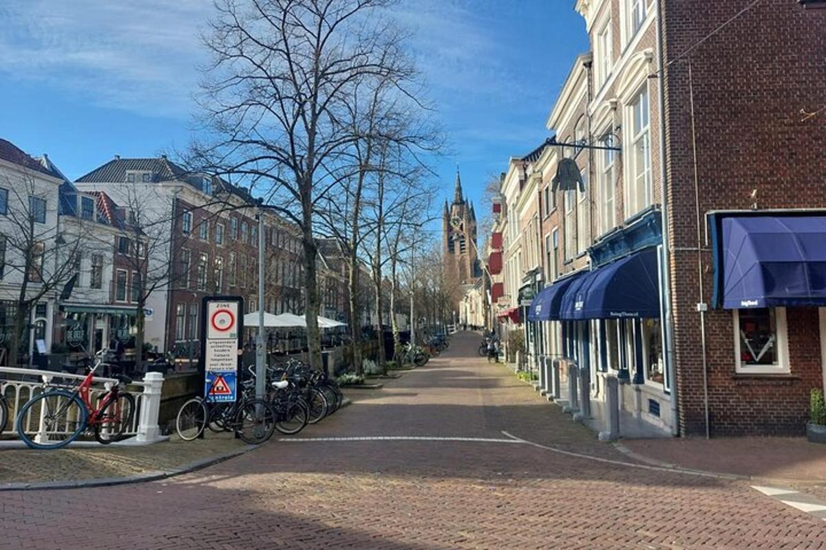 uma rua da cidade com prédios e bicicletas estacionadas na calçada