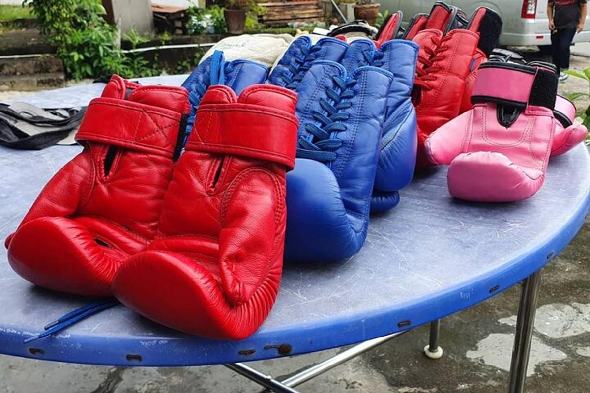 Una mesa azul con guantes de boxeo rojos y azules.