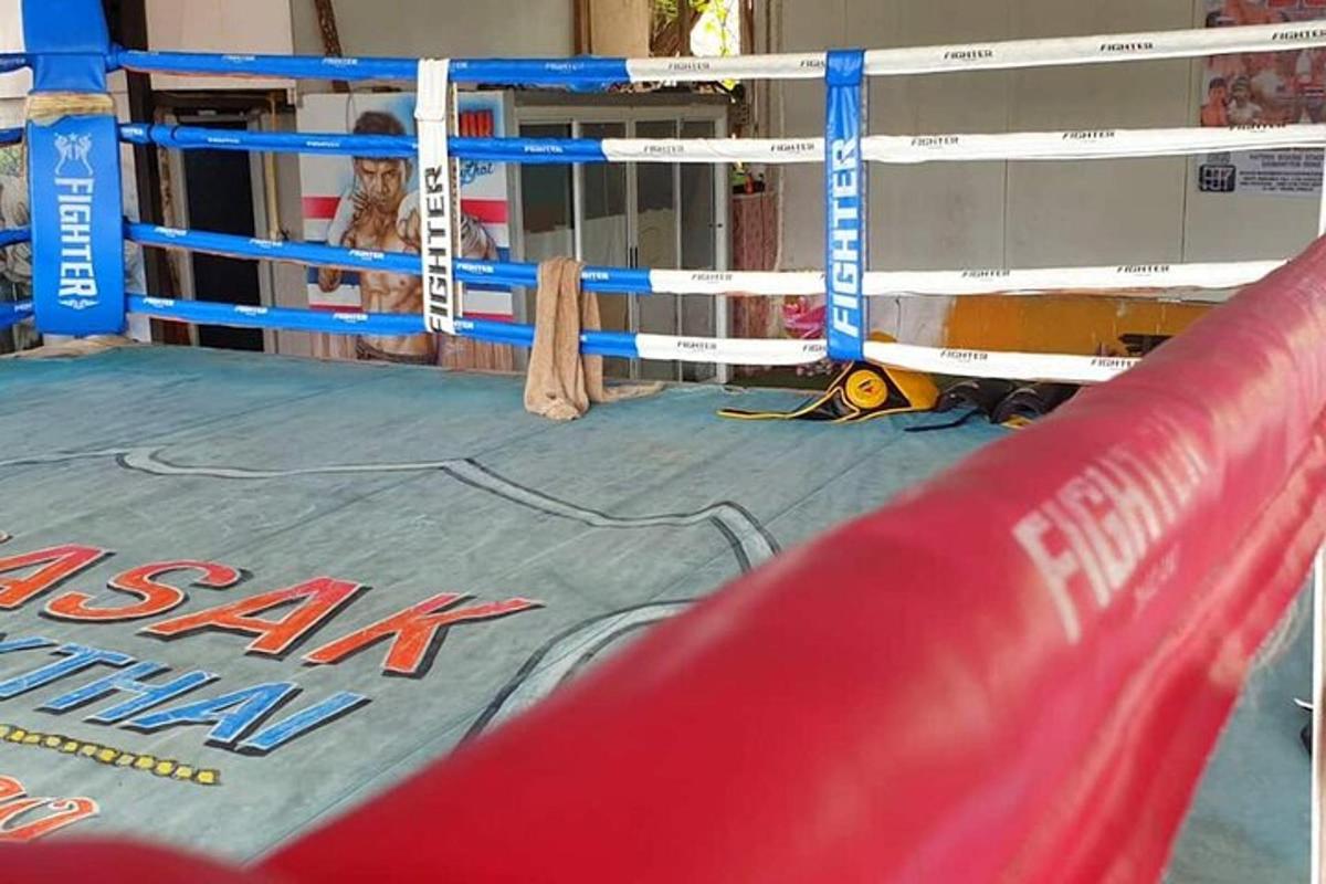 detail boxerského ringu s červeným polštářem