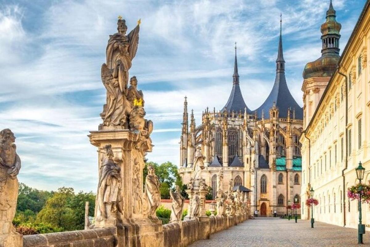 un castel cu o fântână în fața unei clădiri