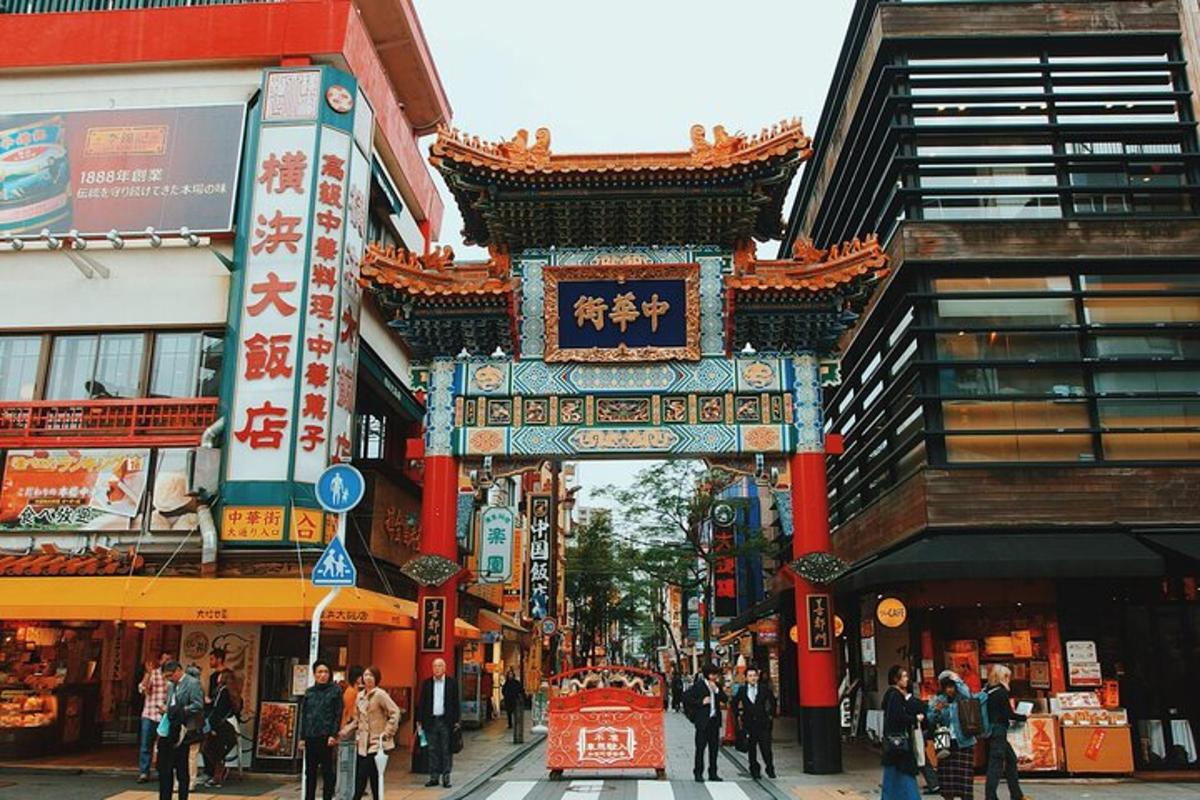 eine Straße in einer asiatischen Stadt mit herumlaufenden Menschen