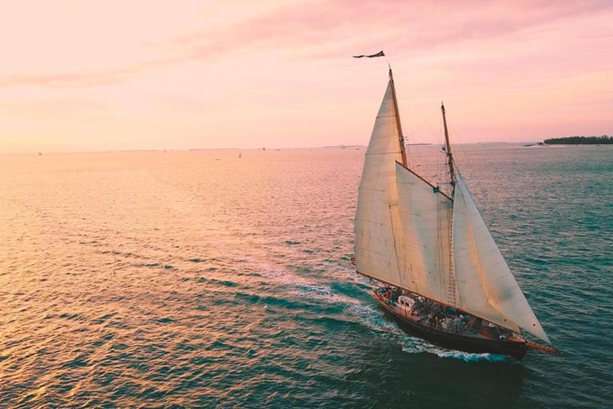 una barca a vela in acqua al tramonto