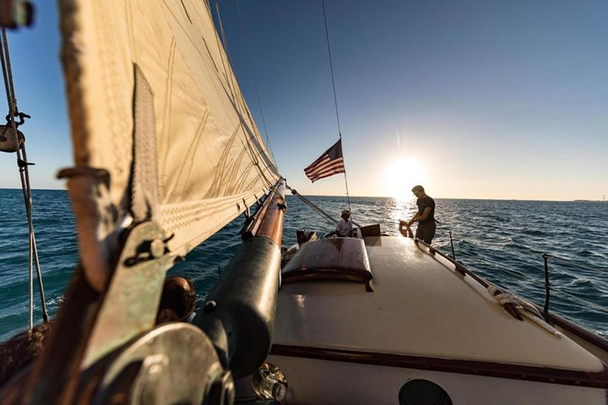 due persone su una barca a vela nell'oceano