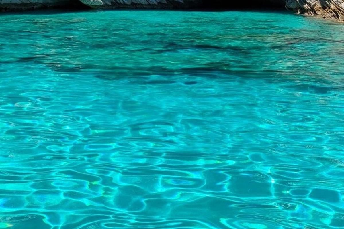 kolam besar air biru di sebelah tebing