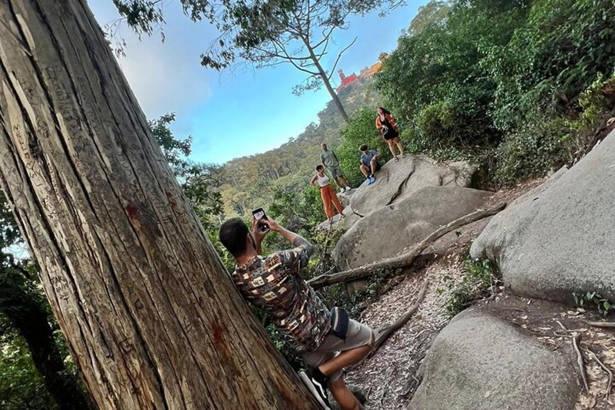 seorang lelaki mengambil gambar orang di atas pokok