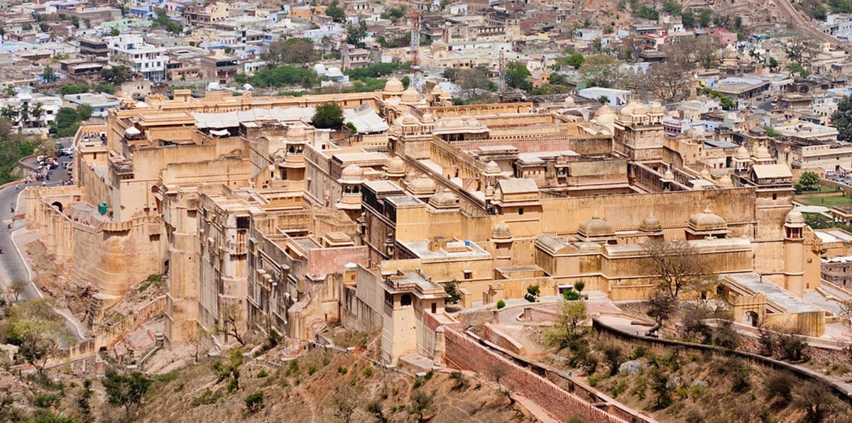 an old building on the side of a mountain