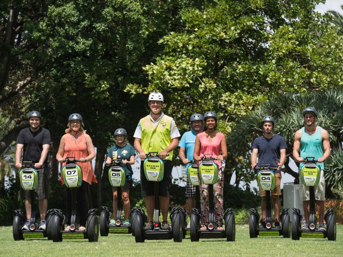 Un grupo de personas viajan en segways