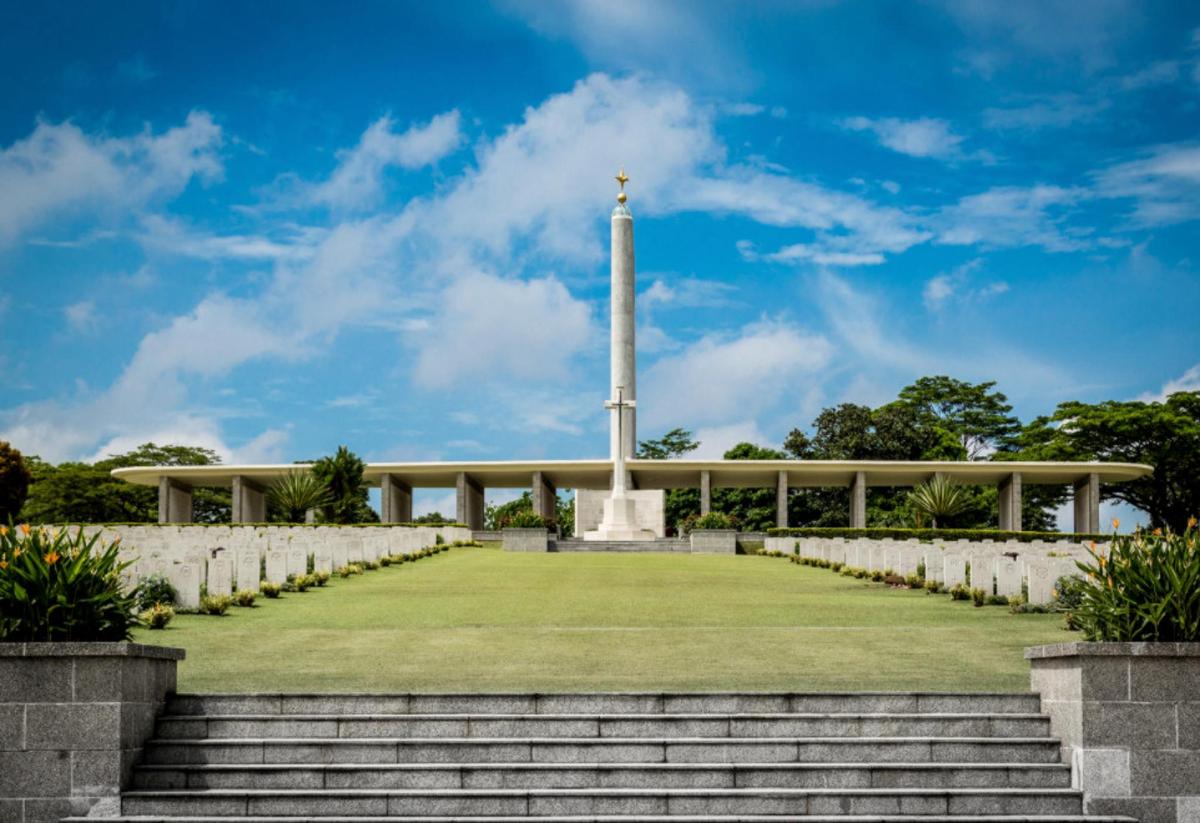 un monument în fața unei clădiri cu scări