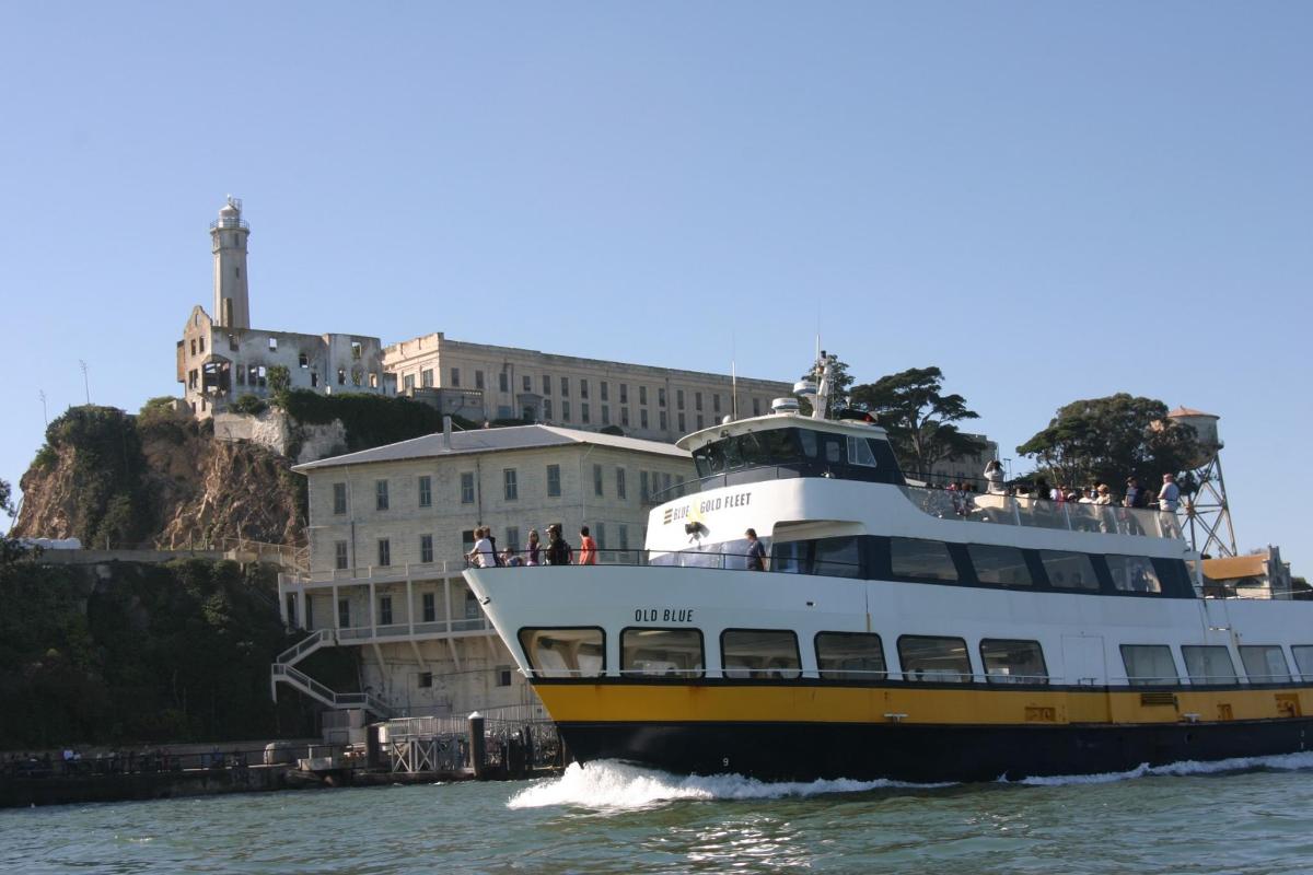 a boat in the water in front of a building