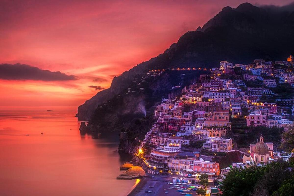Pogled na Positano ponoči z gore