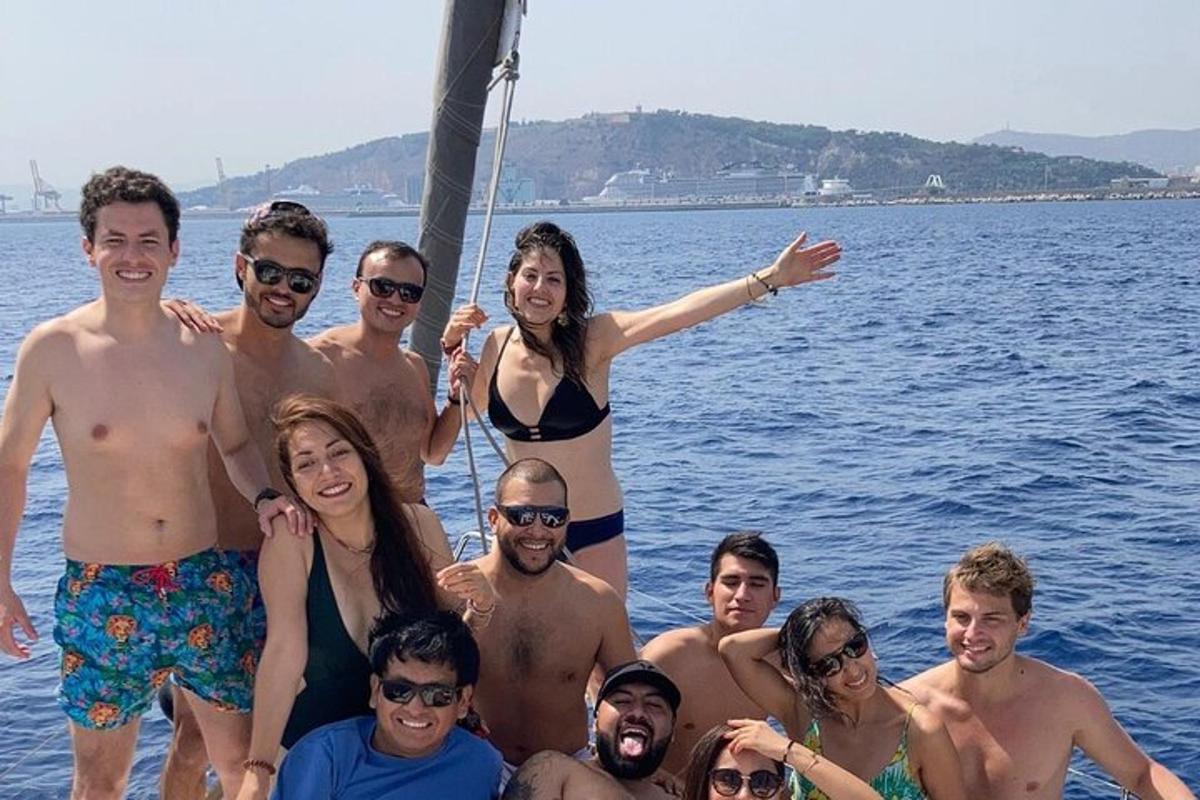 skupina ljudi, ki pozirajo za sliko na čolnu