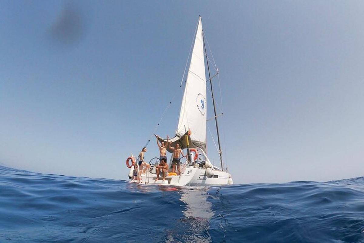 skupina ljudi na jadrnici v oceanu