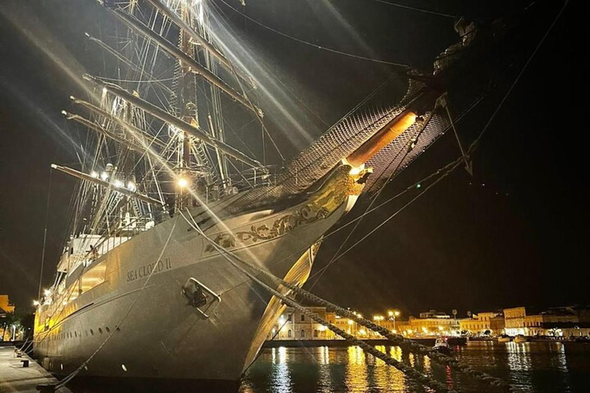 sebuah kapal besar duduk di dalam air pada waktu malam