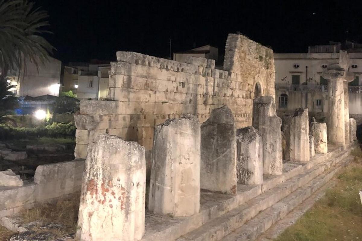 řada starověkých ruin v noci