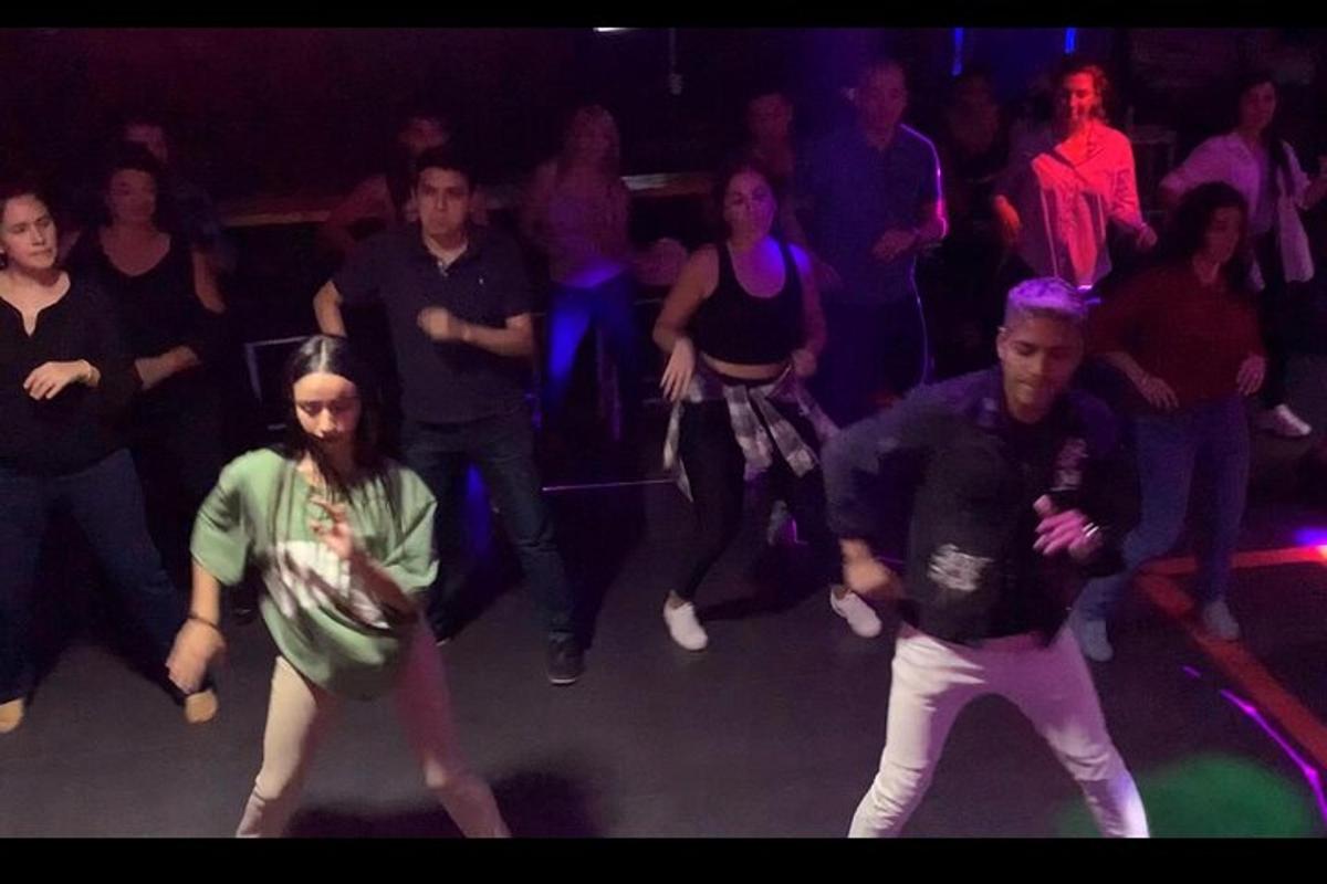 hópur fólks sem dansar fyrir framan mannfjölda