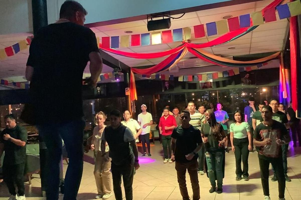 hópur fólks gengur um dansgólf