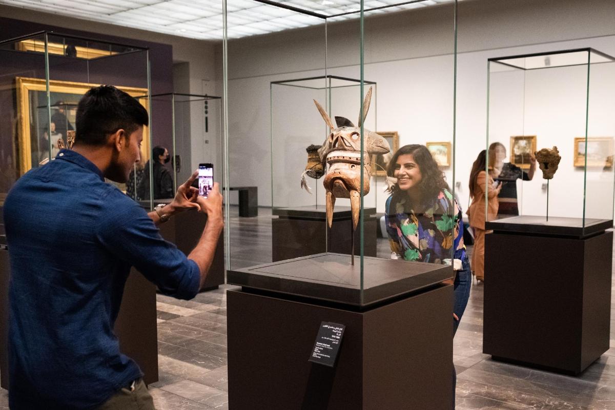 un uomo che scatta una foto di un pezzo esposto in un museo