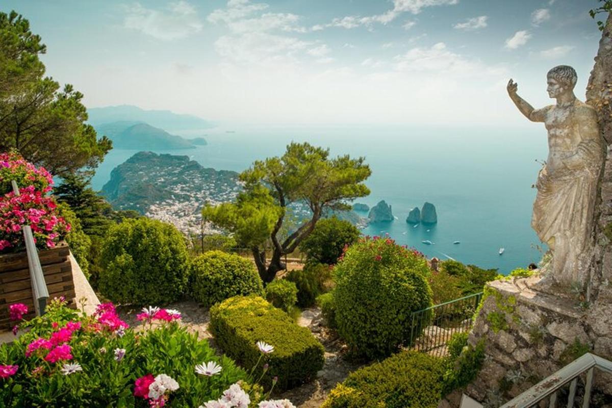 eine Statue in einem Garten mit Blick auf das Meer
