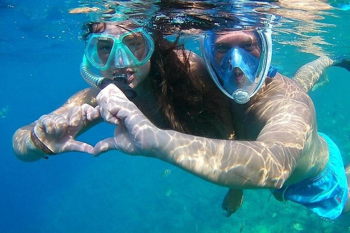 Μια γυναίκα στο νερό κάνει ένα σημάδι καρδιάς