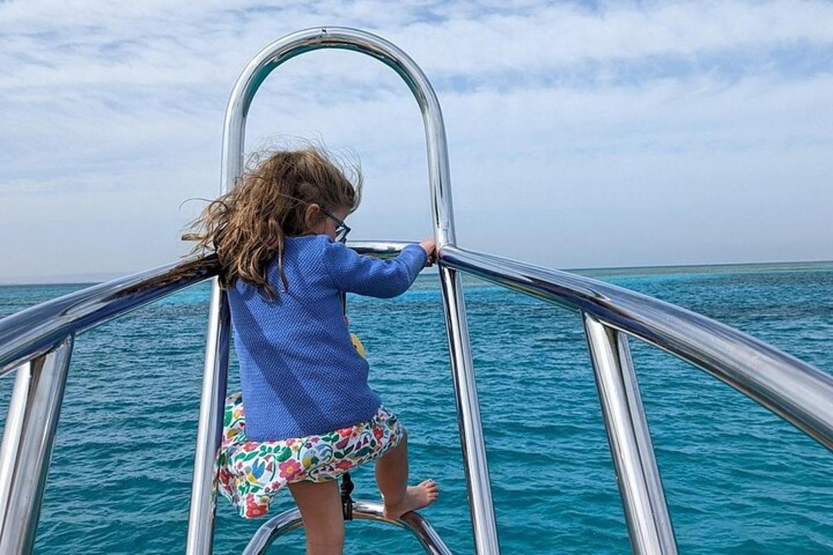 una niña en un barco en el agua