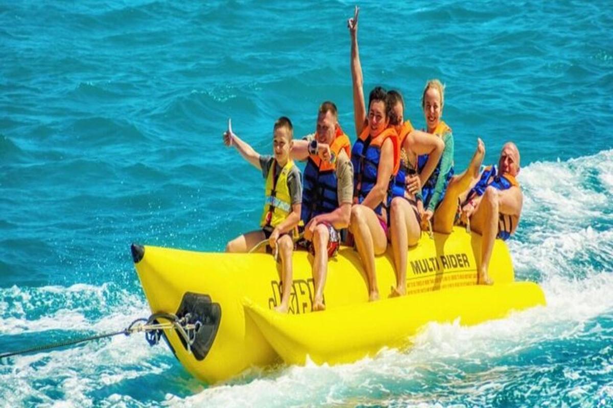 un gruppo di persone che viaggiano su una zattera gialla in acqua