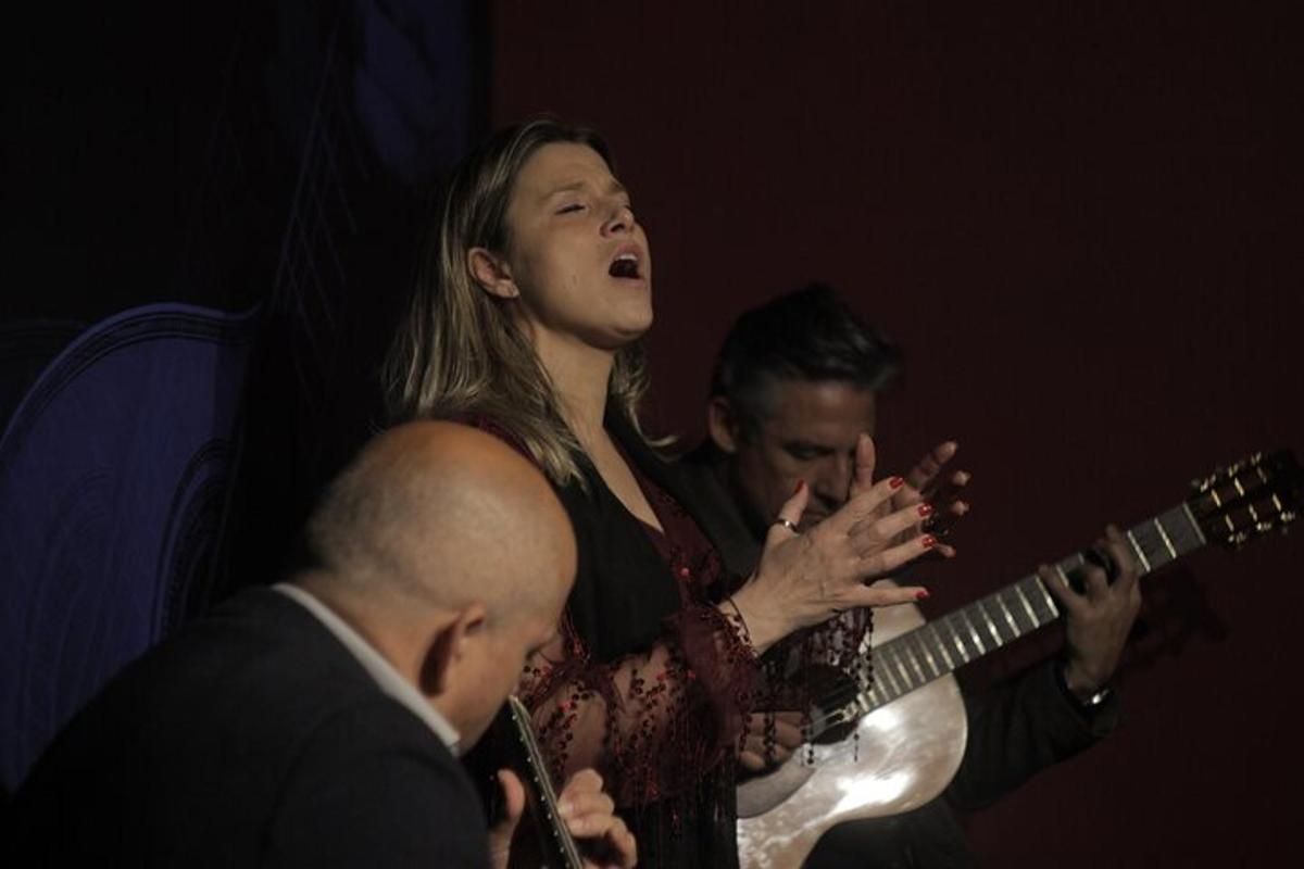 uma mulher está tocando violão com um homem