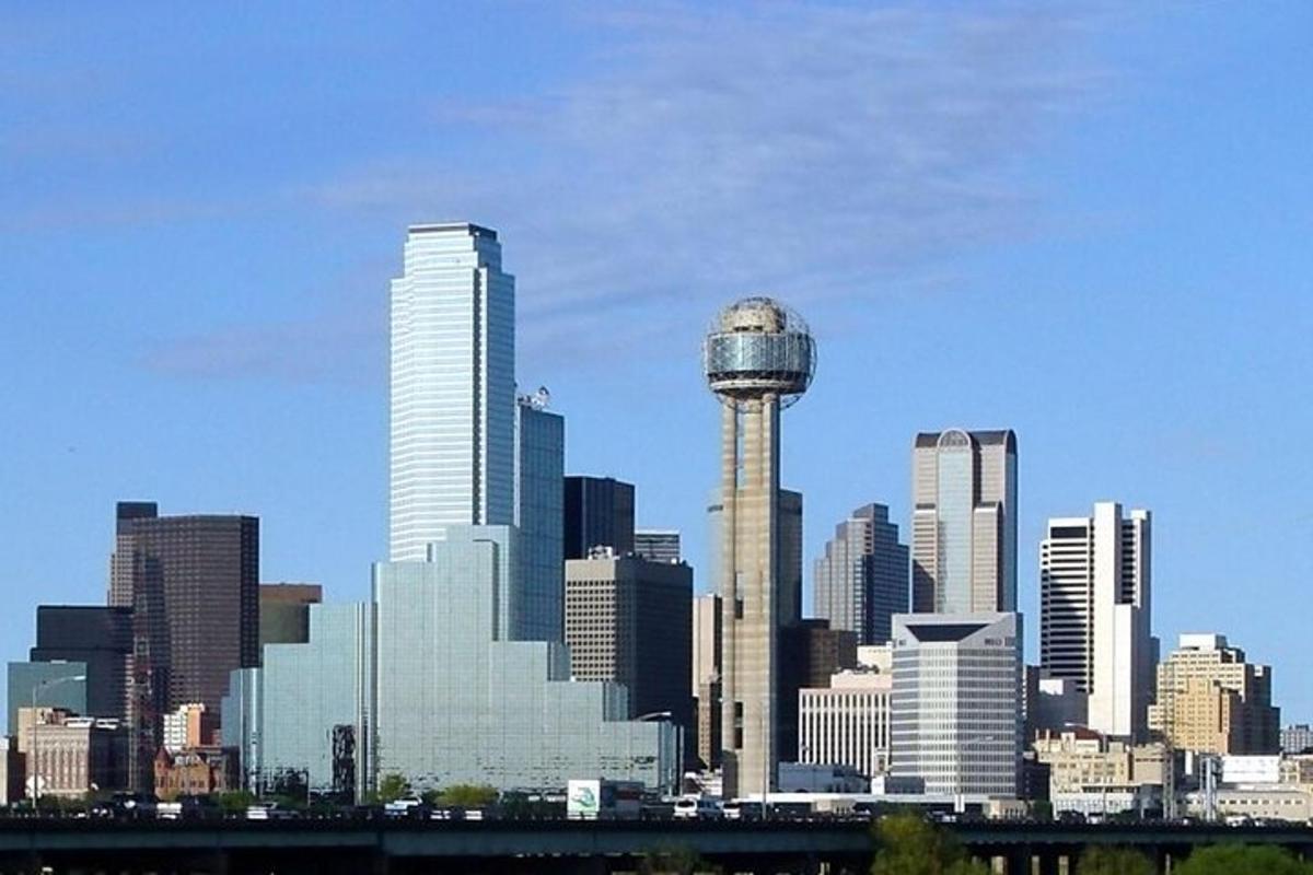 una vista dello skyline di una città con un ago