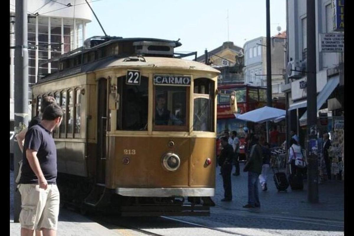 un uomo in piedi davanti a un tram in una strada