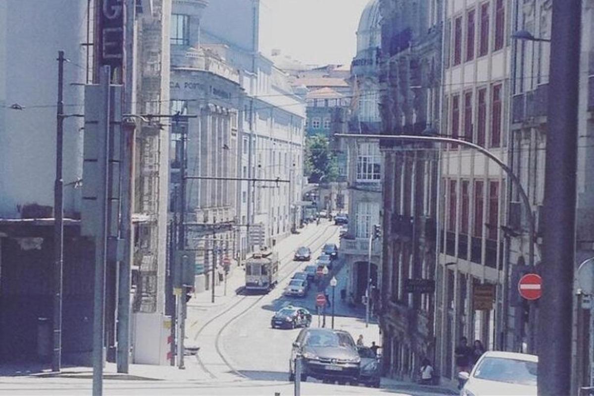 una strada cittadina trafficata con auto e un autobus