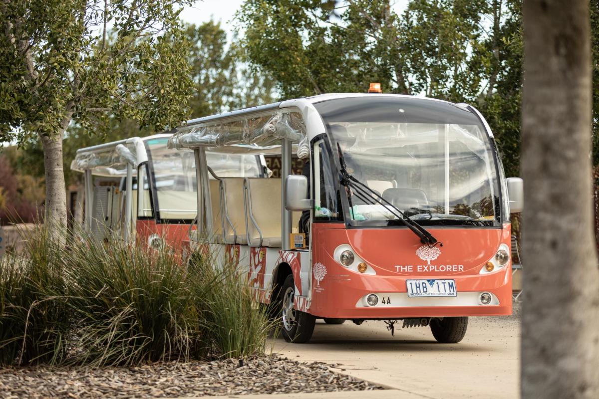 Un autobús naranja está estacionado en un estacionamiento