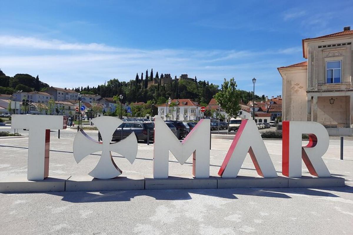 μια μεγάλη πινακίδα που λέει τέχνη σε ένα πάρκινγκ