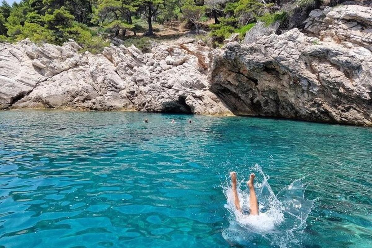 seseorang yang berenang di dalam badan air