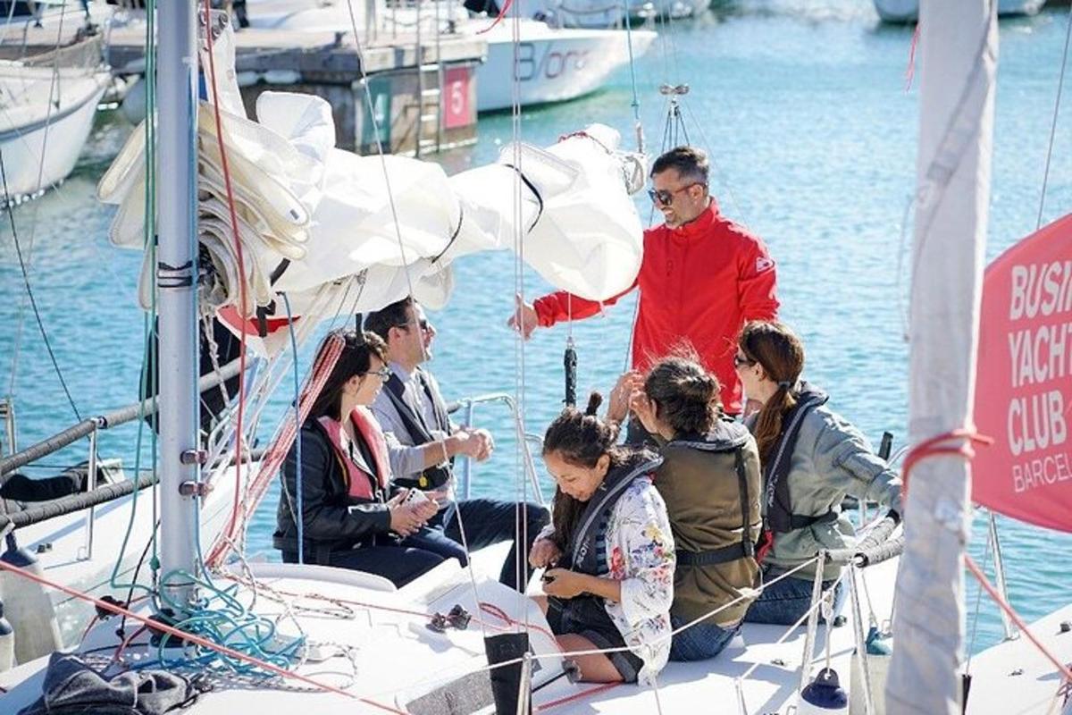 un gruppo di persone su una barca in acqua