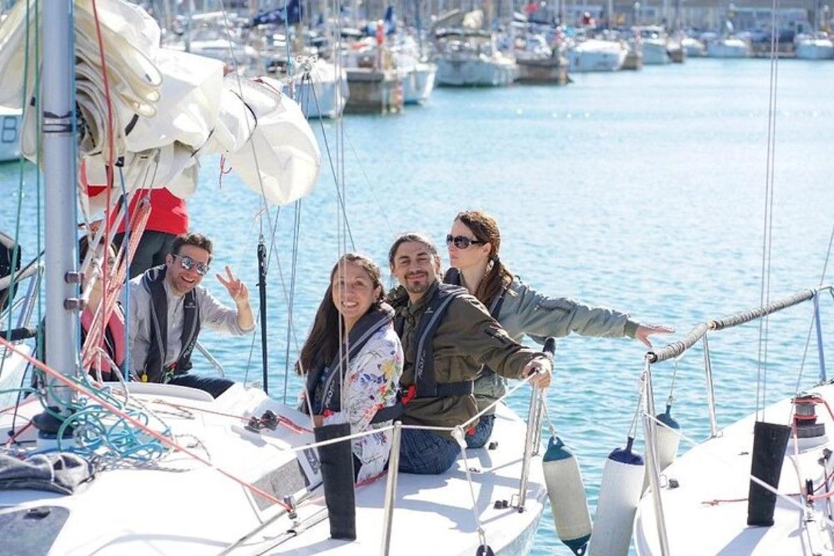 un gruppo di persone sedute su una barca in acqua