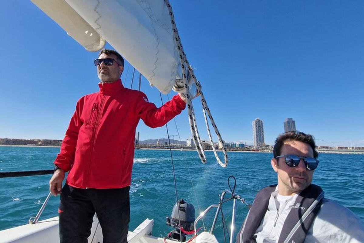 due uomini in piedi su una barca in acqua