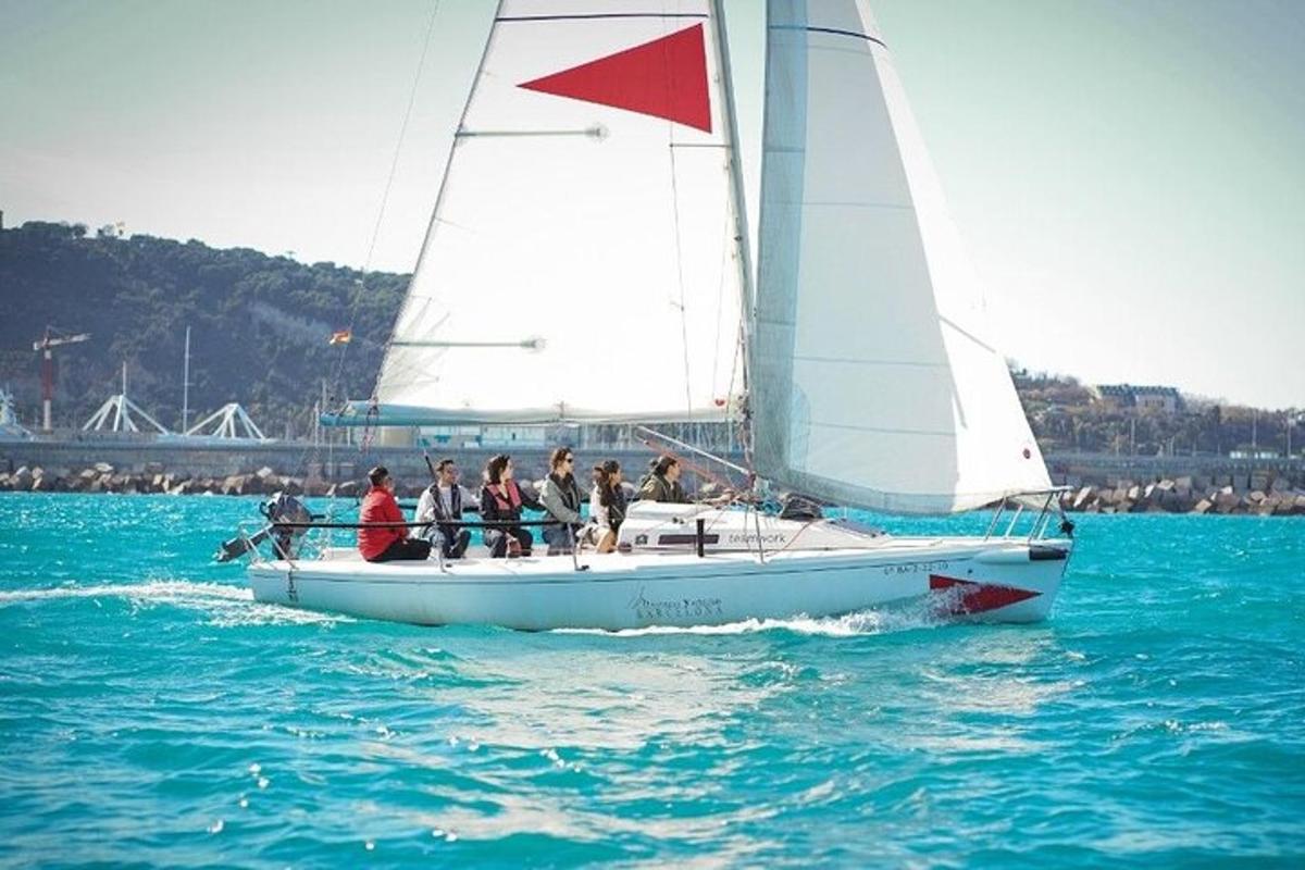 un gruppo di persone su una barca a vela in acqua