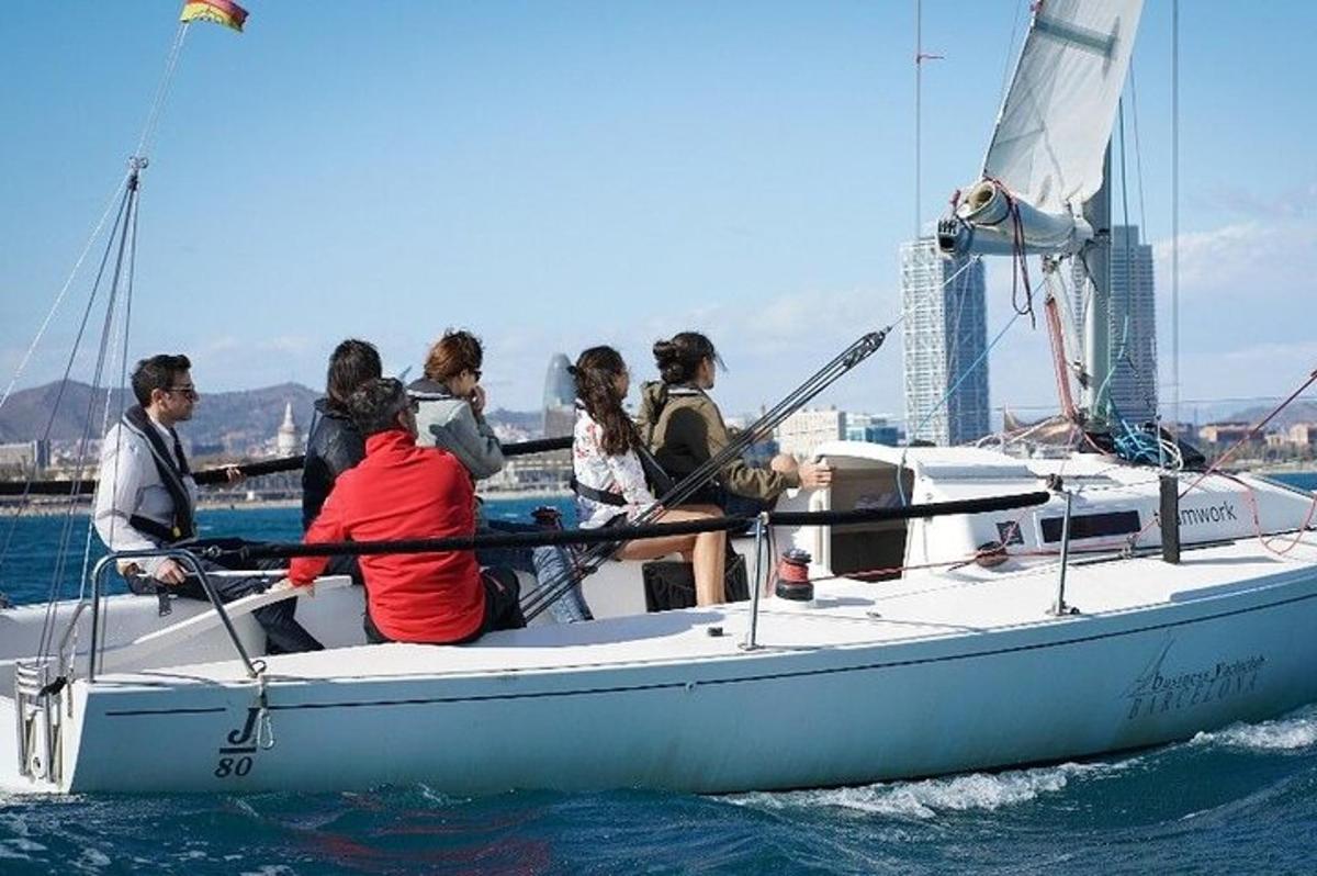 un gruppo di persone su una barca in acqua