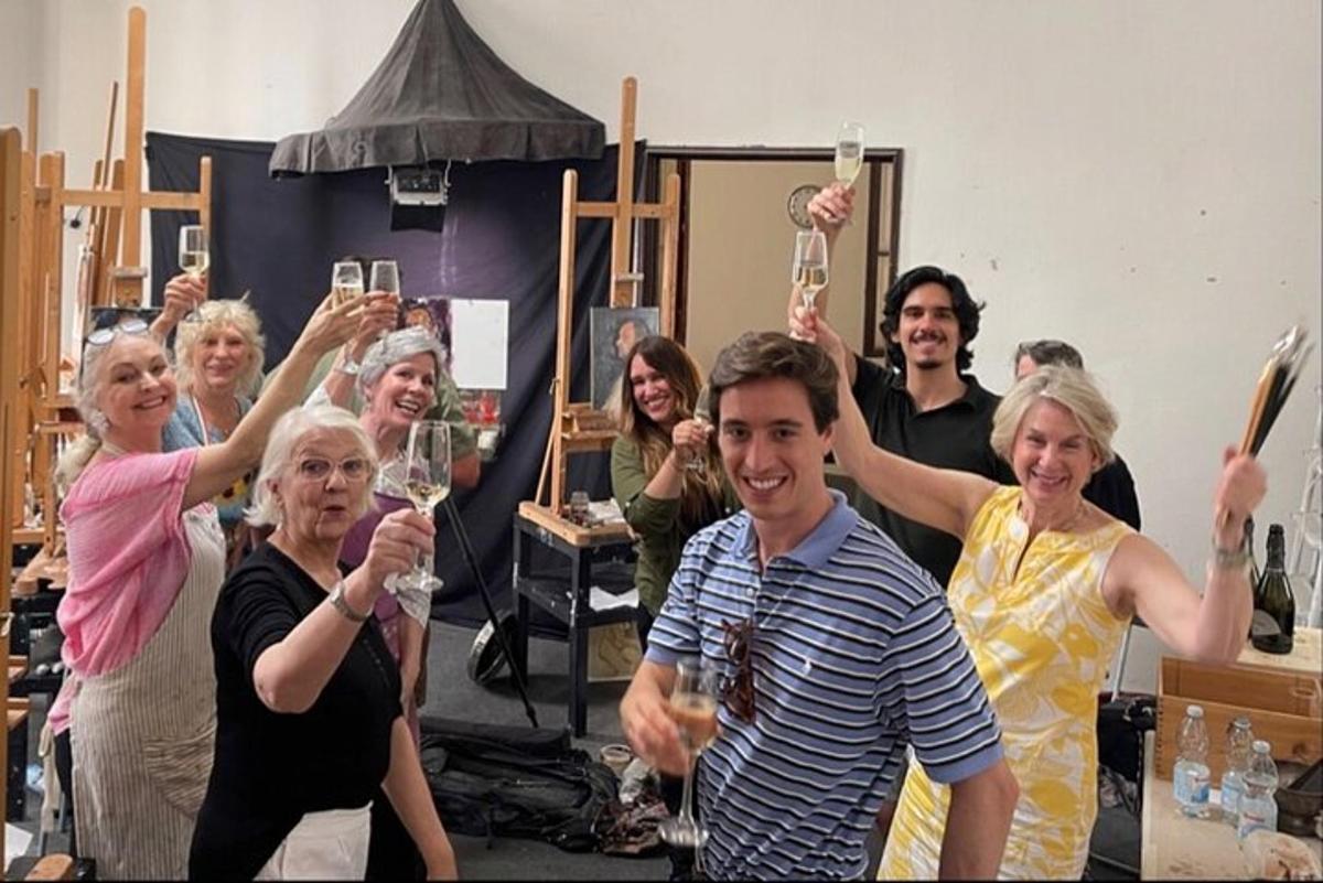 un gruppo di persone che sorreggono bicchieri di vino