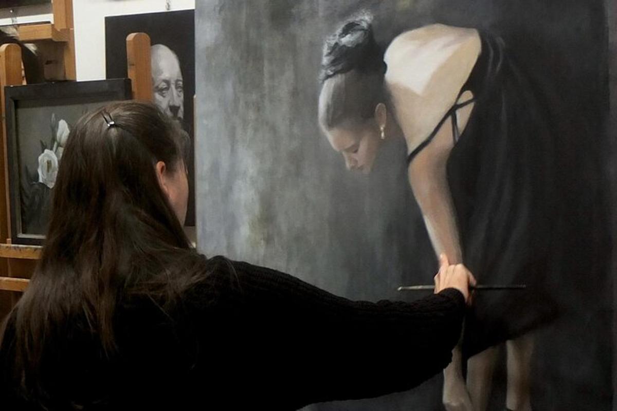 una dona pintant un quadre d'una dona