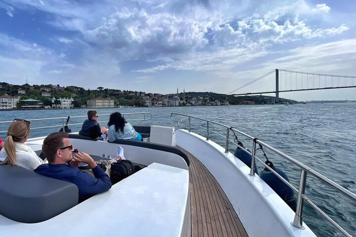een groep mensen die op een boot in het water zitten